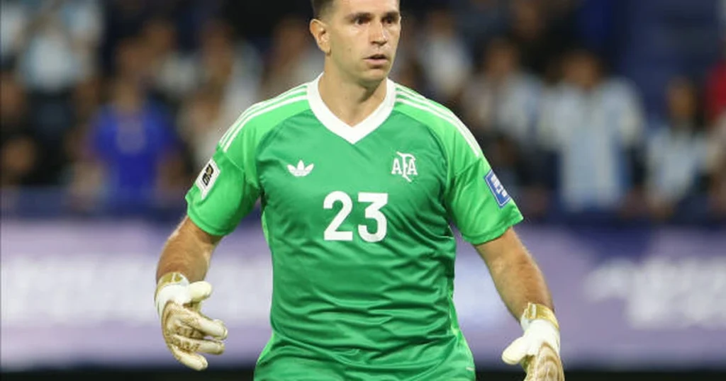 Emiliano Martinez xác nhận rời Aston Villa